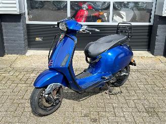 Vaurioauto  scooters Vespa  Sprint 50 4T 2014/7