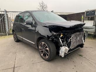 damaged Renault Scenic 