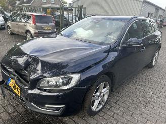 damaged Volvo V-60 2.4  D5 Twin Engine AWD  Automaat