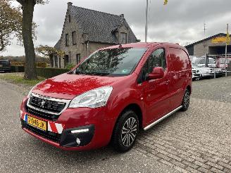 Vaurioauto  commercial vehicles Peugeot Partner 120 1.6 BlueHDi 100 L1 Premium Pack, navigatie, airco, pdc, enz enz 2017/10
