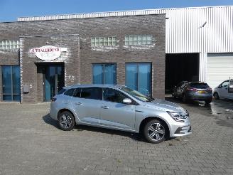 dommages scooters Renault Mégane ESTATE 1.3 TCE INTENS 2022/1