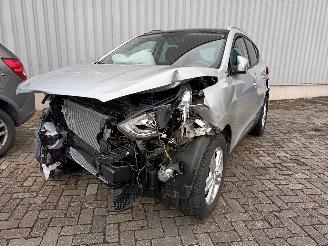 damaged Hyundai Ix35 iX35 (LM) SUV 2.0 16V (G4KD) [120kW]  (01-2010/08-2013)