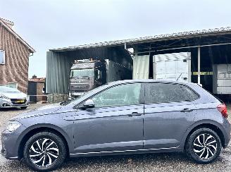 Coche accidentado Volkswagen Polo 1.0 TSI 95pk 7-traps aut + f1 Life Edition 5drs - nap - navi - camera - carplay - front + line assist 2024/12