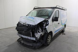 damaged passenger cars Renault Trafic  2017/3