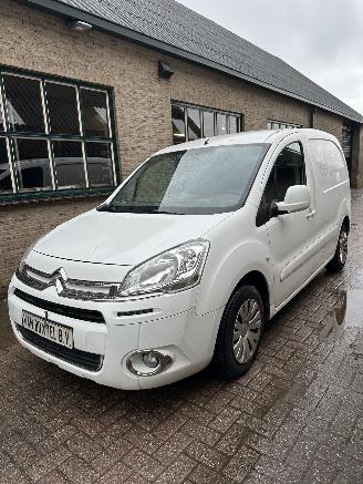 krockskadad bil auto Citroën Berlingo 1.6 HDI 500 Club 2015/3