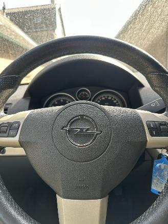 damaged passenger cars Opel Astra TWIN TOP 2006/9