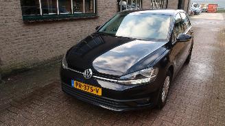 Damaged car Volkswagen Golf Volkswagen Golf 1.0 TSI Trendline 2017/9