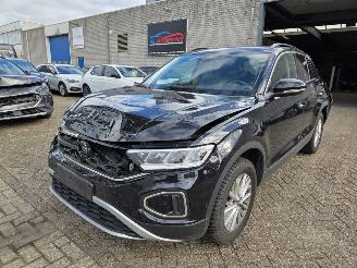 Schadeauto Volkswagen T-Roc 1.5 TSI DSG  Virtual Led Acc Aut.Inparkeren Stoelverw. App-Connect Privacy-Glass 110KW/150PK 2025/2