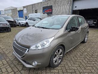 Unfallwagen Peugeot 208 1.2 Allure Pano Climatronic MultiMedia Led Pdc CruiseControl 60KW / 82PK 2013/3