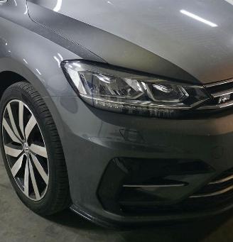 krockskadad bil auto Volkswagen Touran R-LINE 1.5TSI DSG PANO 7-Zits Led Alcantara Keyless Camera Navi Acc 110KW/150PK 2020/5