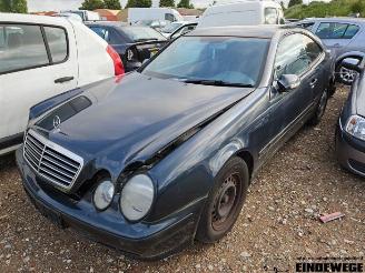 Coche siniestrado Mercedes CLK CLK (C208), Coupe, 1997 / 2002 2.0 200K Evo 16V 2002/2