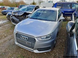 Vrakbiler auto Audi A1 A1 Sportback (8XA/8XF), Hatchback 5-drs, 2011 / 2018 1.0 TFSI Ultra 12V 2016/1