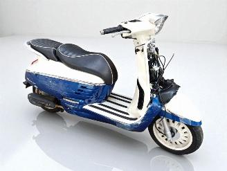 Vaurioauto  scooters Peugeot  50 DJANGO 2019/3
