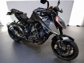 krockskadad bil motor KTM 1290 Super Duke R  2017/2
