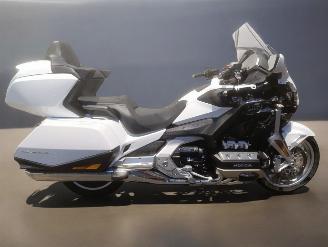 krockskadad bil auto Honda GoldWing DCT 2022/4