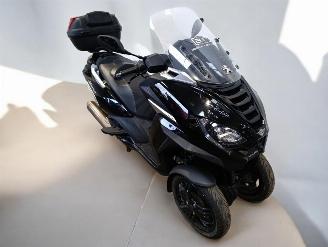 krockskadad bil bromfiets Peugeot  METROPOLIS 2023/11