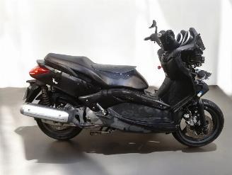 krockskadad bil bromfiets Yamaha Xmax  2011/4