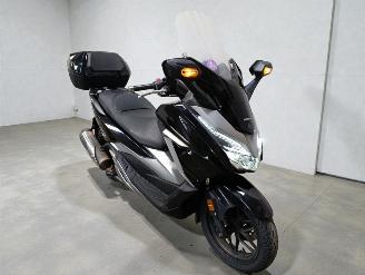 krockskadad bil bromfiets Honda  FORZA 2020/6