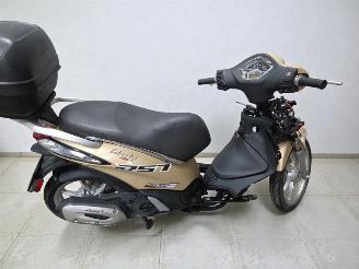 krockskadad bil bromfiets Piaggio  LIBERTY 2020/2