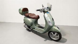 krockskadad bil bromfiets Piaggio  LXV VESPA 2012/5