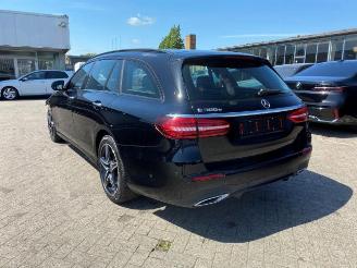 Mercedes E-klasse 300 T AMG Lin *PANO - NAVI - KAM* picture 1