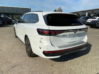 damaged passenger cars Volkswagen Passat Variant 2.0 TDI DSG R-Line * HUD - PANO * 2024/3