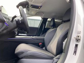 Mercedes E-klasse 300 T Avantgard * KAM - AHK - NAV * picture 23