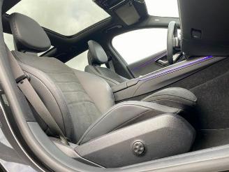 Mercedes E-klasse 300d T 4Matic AMG Lin Prmium*HAD-UP - PANO* picture 19