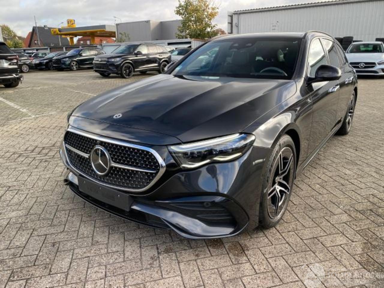 Mercedes E-klasse 300d T 4Matic AMG Lin Prmium*HAD-UP - PANO*