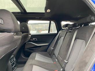 BMW 3-serie 0e Touring M Sport *PANO - HEAD-UP - 60 KAM* picture 16