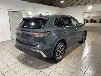 krockskadad bil auto Volkswagen Tiguan 1.5 TSI e-Hybrid Elegance 360/NAVI 2024/10