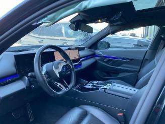 BMW i5 xDrive40 M Sport Pro PANO/HUD/AHK/360/B&W picture 16