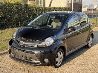 damaged passenger cars Toyota Aygo 2013 | Navi | LM | 5 Deurs | Lage Km | 2013/10