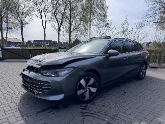 Voiture accidenté Volkswagen Passat Volkswagen Passat Variant 1.5 eTSI R-Line Panorama Trekhaak VOL! 2025/1