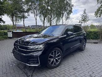 Damaged car Volkswagen Touareg Touareg 3.0 TDI 210 kW 4Motion R-Line Trekhaak Camera Luchtvering 4 wiel besturing 2025/2