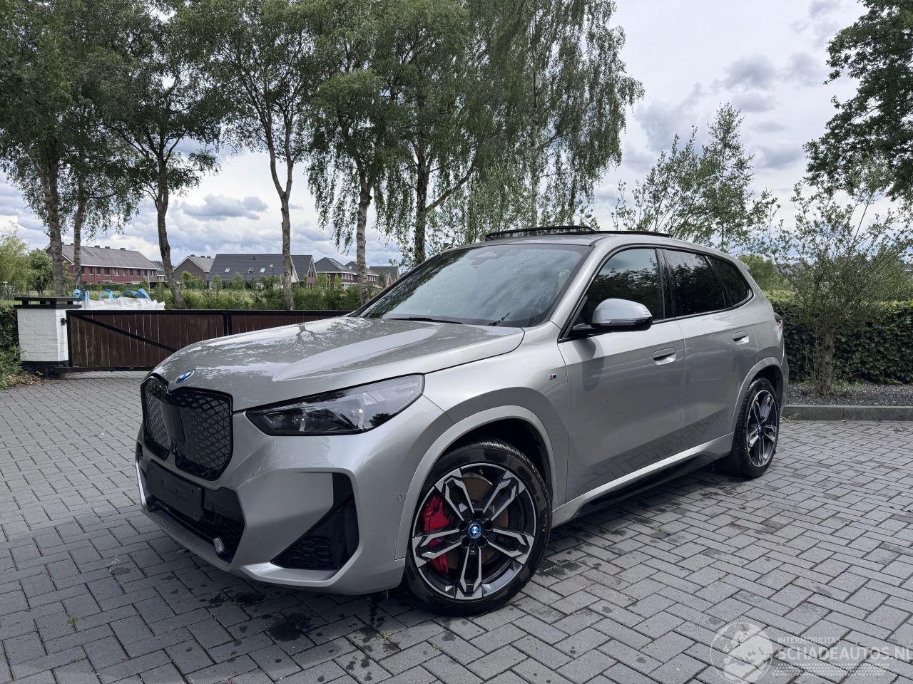 BMW iX1 iX1 20 eDrive M Sport PANO Camera Ambiance HUD  VOL!!!