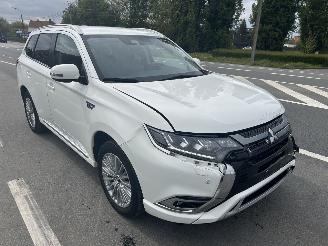 dañado Mitsubishi Outlander PLUG-IN HYBRID