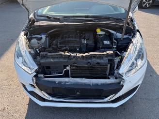 Peugeot 208  picture 2