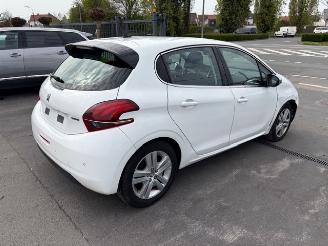 Peugeot 208  picture 2