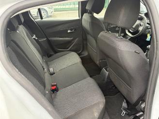 Peugeot 208  picture 8