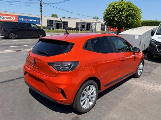 krockskadad bil auto Renault Clio  2025/10