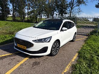 krockskadad bil auto Ford Focus Wagon 1.0 Ecoboost Hybrid Titanium 2023/2