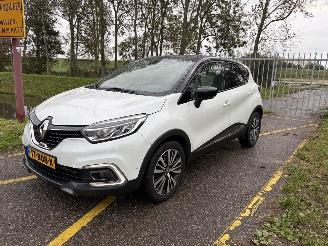damaged passenger cars Renault Captur 1.2 TCe Initiale Paris 2018/8