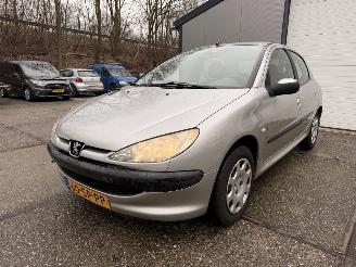 krockskadad bil auto Peugeot 206 1.4 Gentry Airco 2005/1