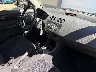 Suzuki Swift 1.3, handgeschakeld Rijdbaar! picture 18