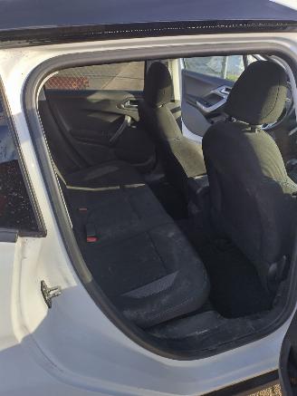 Peugeot 2008 1.2 Style Panodak Ac Cruise Mooie auto weing schade! picture 19