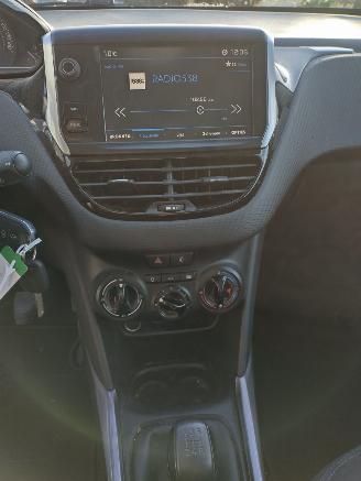 Peugeot 2008 1.2 Style Panodak Ac Cruise Mooie auto weing schade! picture 12
