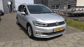 Unfallwagen Volkswagen Touran 1.6TDI Autom Higline 7p Pano Trekh Clima Cruise Supermooie auto! 2015/1