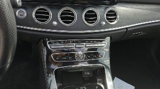 Mercedes E-klasse E220D 4 matic Pano Burmester Nieuwstaat auto! kleine schade picture 18