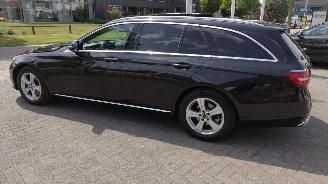 Mercedes E-klasse E220D 4 matic Pano Burmester Nieuwstaat auto! kleine schade picture 4